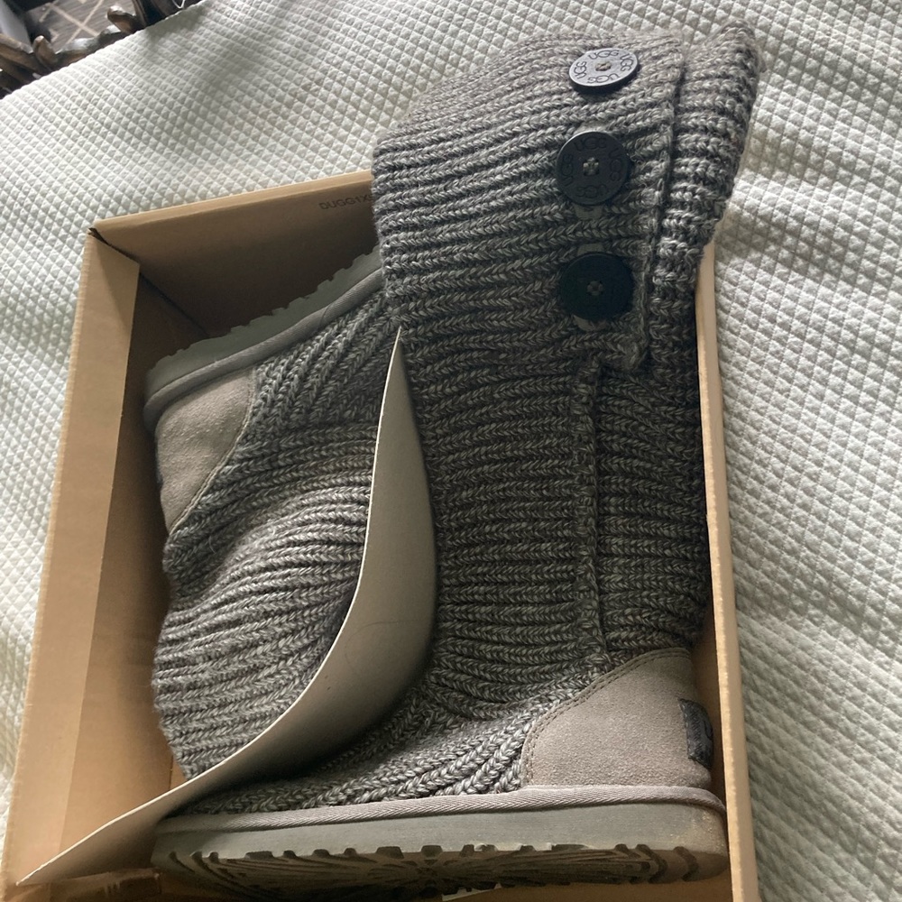 Ugg Australia size 6 like new cardigan boots grey